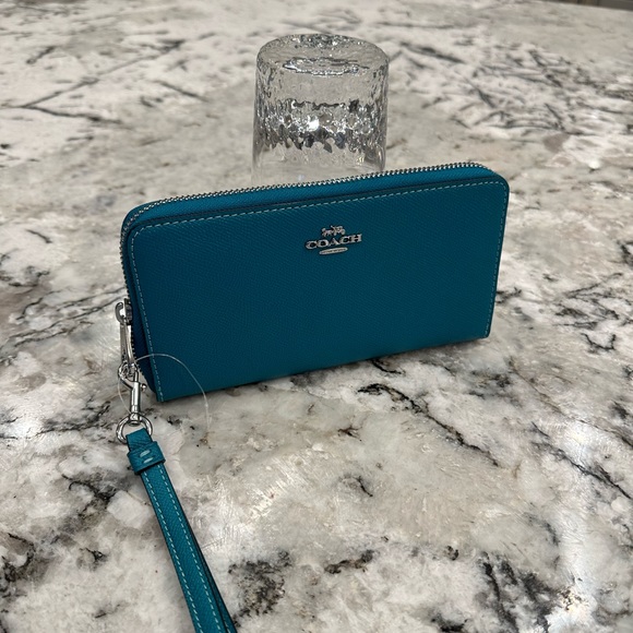 Coach - Picture 12 of 13